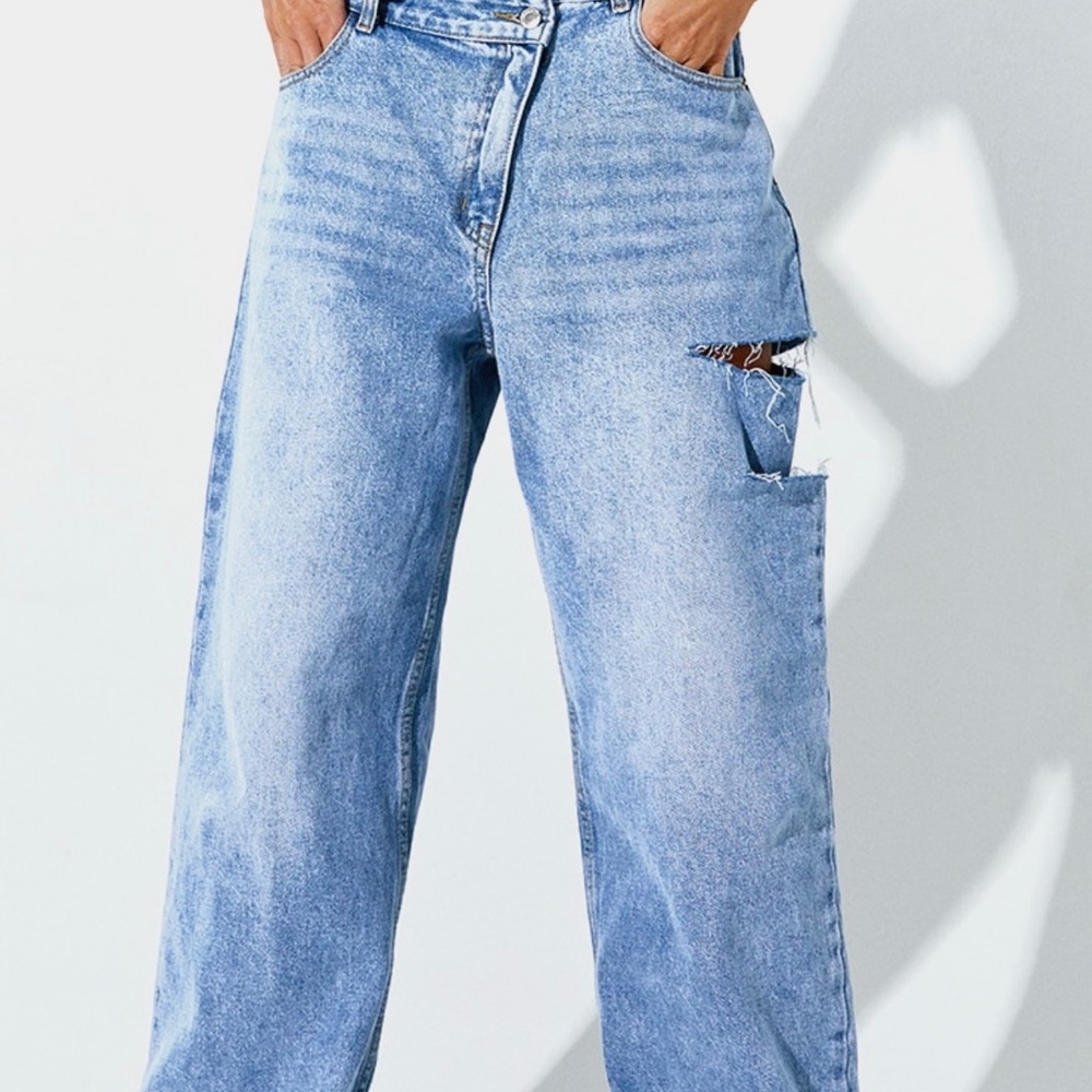 Light blue wash boyfriend jeans
